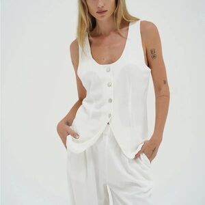 LNA CLOTHING Kai Long Line Linen Vest
 White Button-Front Blouse